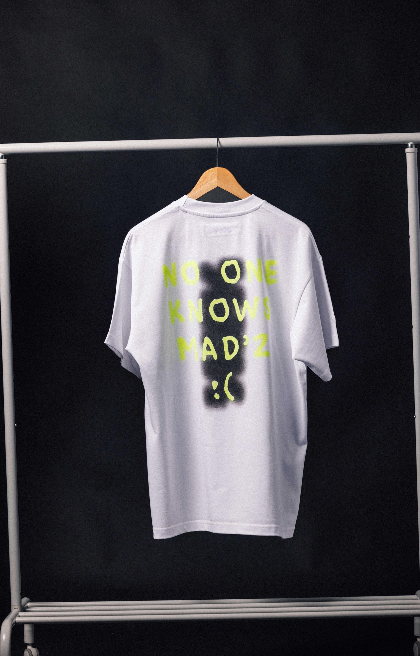 NO ONE TEE