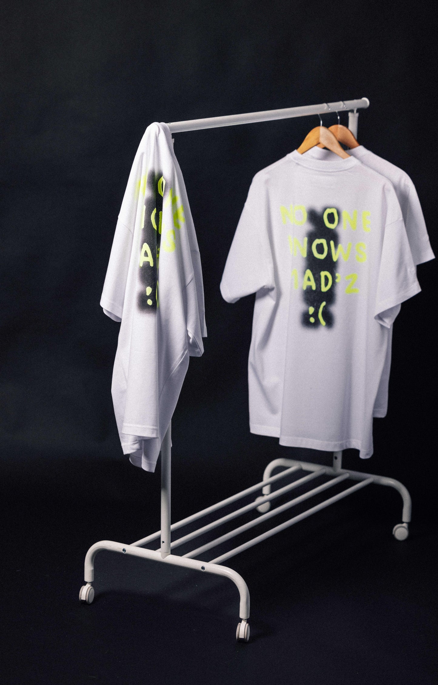 NO ONE TEE